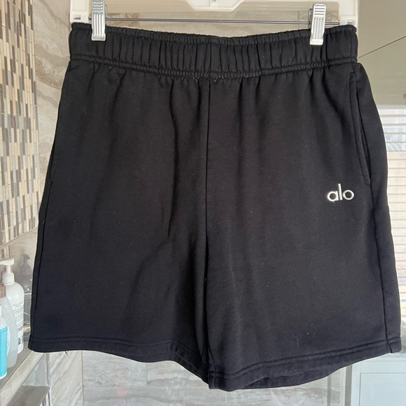 ALO Yoga Pants - Accolade sweat shorts Alo (Size Small)